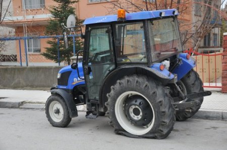 Çorum'da alkollü gençler 120 aracın lastiğini kesti