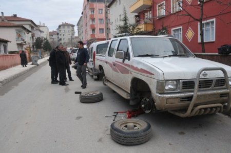 Çorum'da alkollü gençler 120 aracın lastiğini kesti
