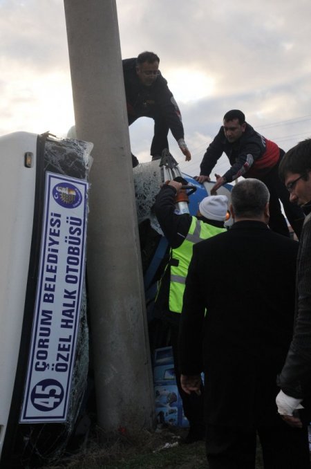 Çorum'da aşırı hızlı halk otobüsü fabrika bahçesine uçtu: 1'i ağır 5 yaralı