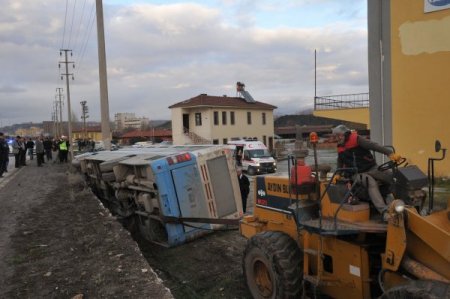 Çorum'da aşırı hızlı halk otobüsü fabrika bahçesine uçtu: 1'i ağır 5 yaralı
