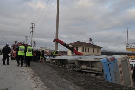Çorum'da aşırı hızlı halk otobüsü fabrika bahçesine uçtu: 1'i ağır 5 yaralı