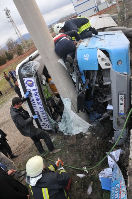Çorum'da aşırı hızlı halk otobüsü fabrika bahçesine uçtu: 1'i ağır 5 yaralı