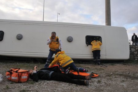 Çorum'da aşırı hızlı halk otobüsü fabrika bahçesine uçtu: 1'i ağır 5 yaralı