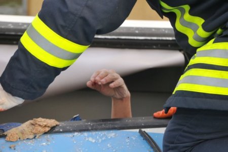 Çorum'da aşırı hızlı halk otobüsü fabrika bahçesine uçtu: 1'i ağır 5 yaralı
