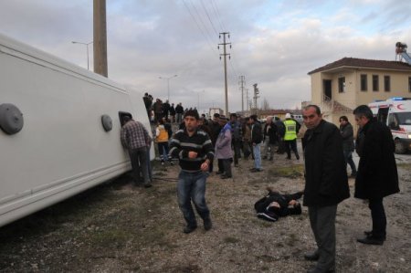 Çorum'da aşırı hızlı halk otobüsü fabrika bahçesine uçtu: 1'i ağır 5 yaralı