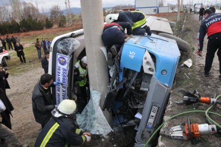 Çorum'da aşırı hızlı halk otobüsü fabrika bahçesine uçtu: 1'i ağır 5 yaralı