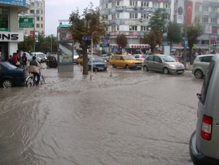 Çorum'da Etkili Olan Sağanak Yağmur Hayatı Durdurdu
