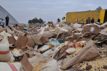 Çorum'da fındık taşıyan TIR kaza yaptı, baba ve oğlu öldü