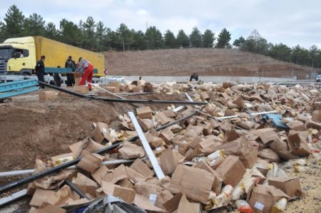 Çorum'da fındık taşıyan TIR kaza yaptı, baba ve oğlu öldü
