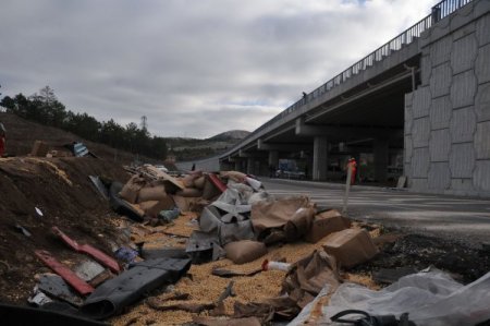 Çorum'da fındık taşıyan TIR kaza yaptı, baba ve oğlu öldü