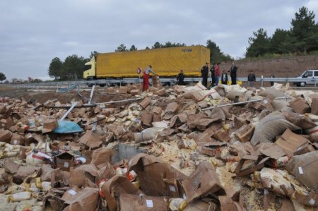 Çorum'da fındık taşıyan TIR kaza yaptı, baba ve oğlu öldü
