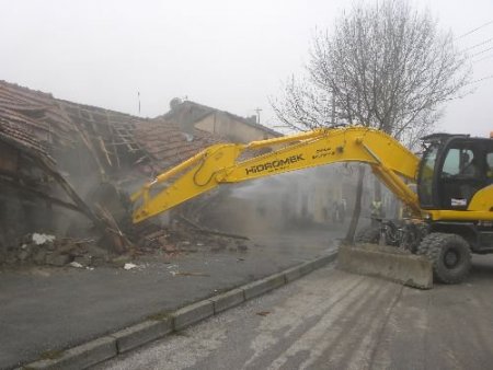 Çorum'da Harabe Evlerin Yıkımına Başlandı