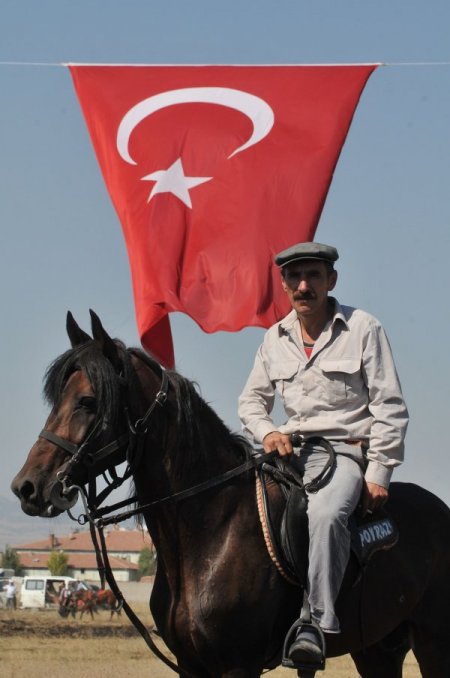 Çorum'da 'Kırkgöz Çayırı Geleneksel At Yarışları' yapıldı