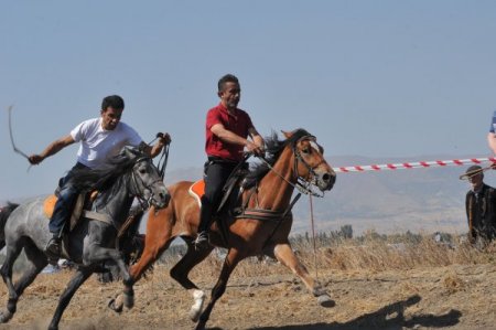 Çorum'da 'Kırkgöz Çayırı Geleneksel At Yarışları' yapıldı