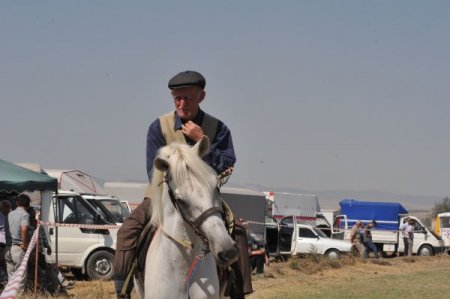Çorum'da 'Kırkgöz Çayırı Geleneksel At Yarışları' yapıldı