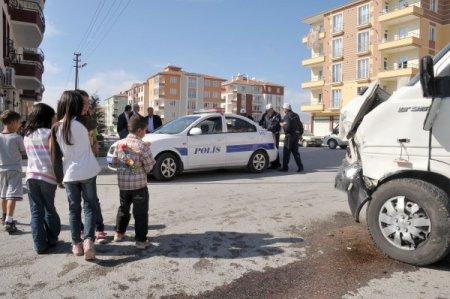 Çorum'da öğrenci servisi ile otomobil çarpıştı: 9 yaralı