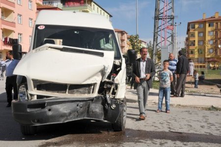 Çorum'da öğrenci servisi ile otomobil çarpıştı: 9 yaralı