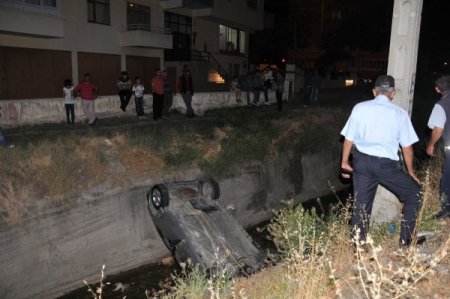 Çorum'da otomobil dereye uçtu