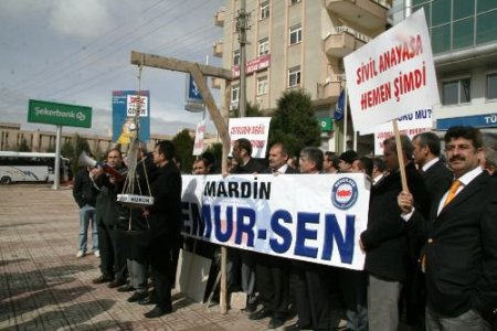 Cübbe Ve Postalı Darağacına Astılar