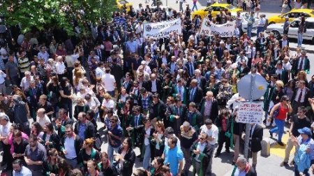 Cübbeleri giyen avukatlar trafiği kapattı, Kızılay’a yürüdü (2)