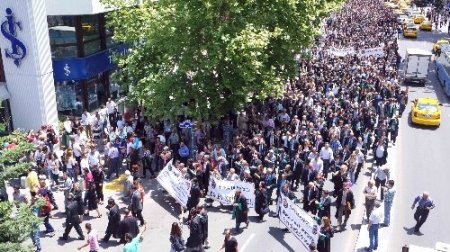 Cübbeleri giyen avukatlar trafiği kapattı, Kızılay’a yürüdü (2)