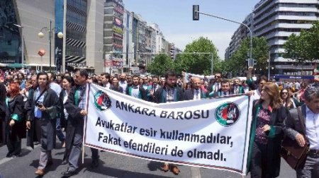 Cübbeleri giyen avukatlar trafiği kapattı, Kızılay’a yürüdü (2)