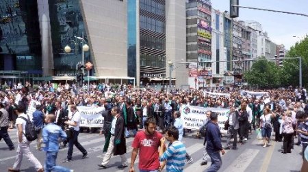 Cübbeleri giyen avukatlar trafiği kapattı, Kızılay’a yürüdü (2)