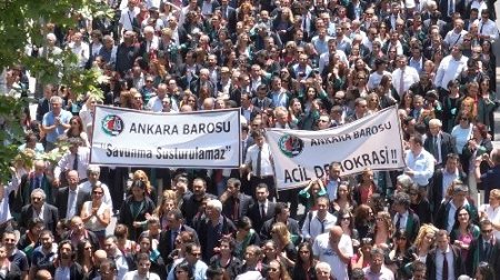 Cübbeleri giyen avukatlar trafiği kapattı, Kızılay’a yürüdü (2)