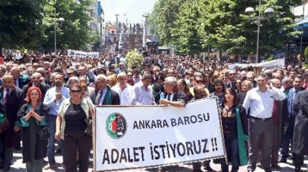 Cübbeleri giyen avukatlar trafiği kapattı, Kızılay’a yürüdü (2)