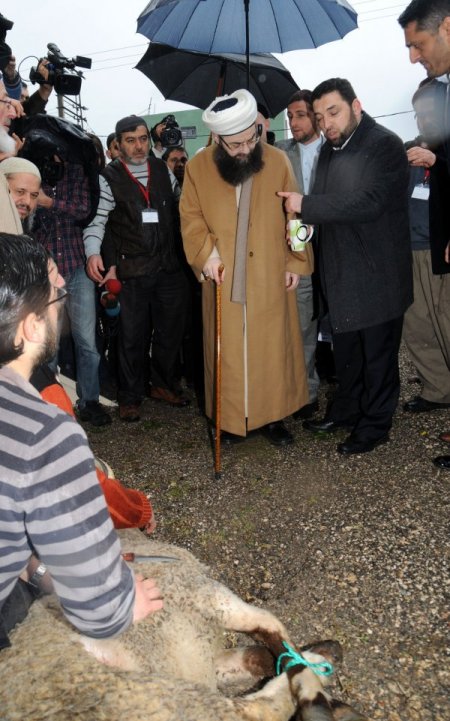 Cübbeli Hoca, 15 ay sonra geldiği Bursa’da kurban kesilerek karşılandı
