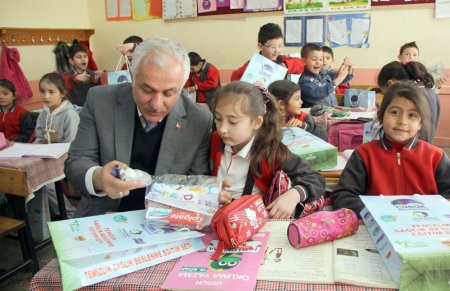 Çubuk’da 2 bin öğrenciye temizlik seti dağıtıldı