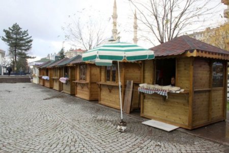 Çubuk'ta ahşap büfeler sahiplerine teslim edildi