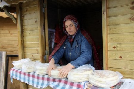 Çubuk'ta ahşap büfeler sahiplerine teslim edildi