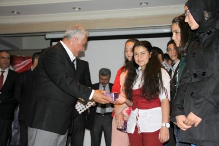 Çubuk'ta Bilgi Evi'nin başarılı öğrencileri ödüllendirildi