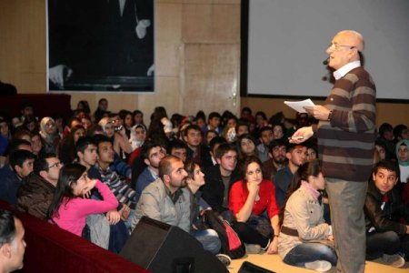 Cüceloğlu, Sivas'ta gençlerle buluştu