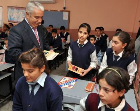 Çukurova Belediye Başkanı Arıkan Öğrencilere Kitap Dağıttı