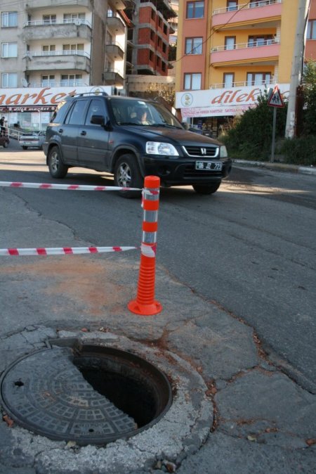 Çukurzede Vatandaş, Yarısı Açık Olan Rögara Tepki Gösterdi