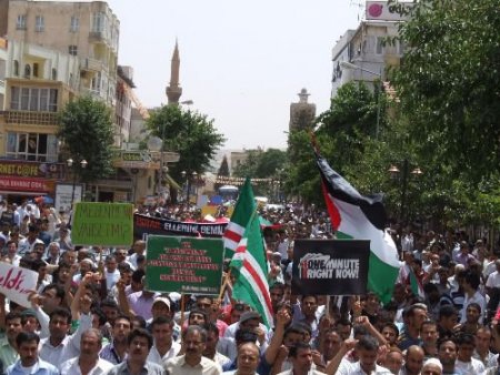 Cuma Cemaati İsrail'i Kınamak İçin Yürüdü