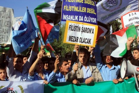 Cuma namazı çıkışında İsrail bayrağı yakıldı