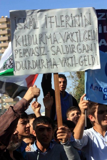 Cuma namazı çıkışında İsrail bayrağı yakıldı