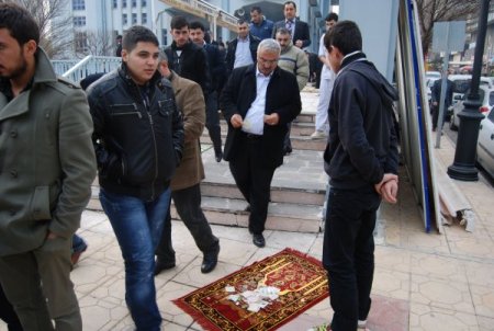 Cuma namazı sonrası eller Suriye için cebe girdi