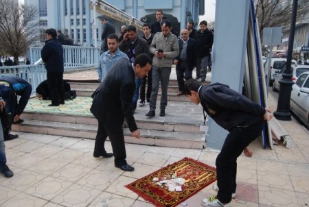 Cuma namazı sonrası eller Suriye için cebe girdi