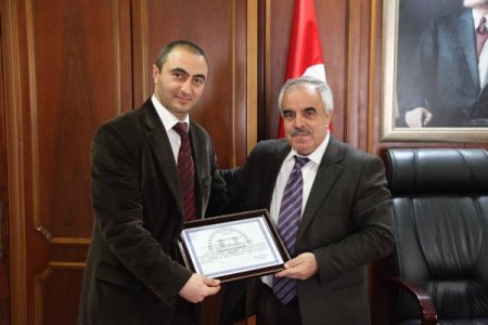 Cuma namazında işitme engellilere elleriyle hutbe anlatıyor