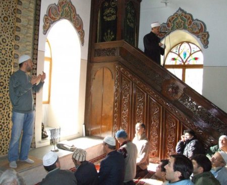 Cuma namazında işitme engellilere elleriyle hutbe anlatıyor