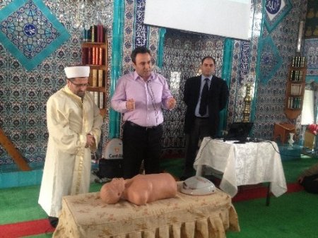 Cuma vaazında kalp masajını uygulamalı anlattı (Özel)