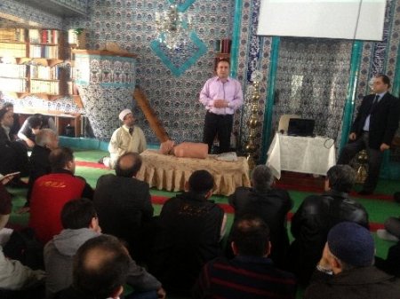 Cuma vaazında kalp masajını uygulamalı anlattı (Özel)