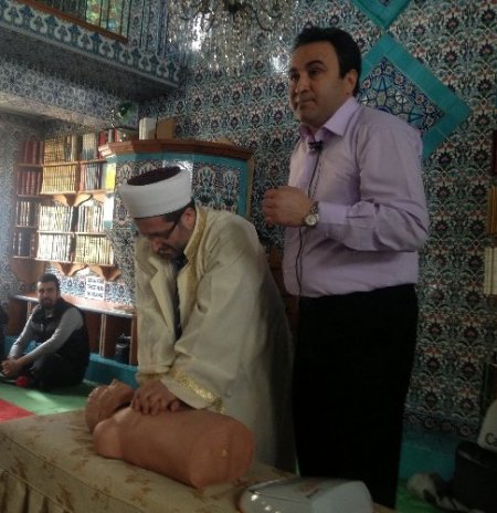 Cuma vaazında kalp masajını uygulamalı anlattı (Özel)