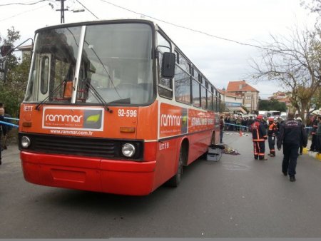 Cuma yolunda otobüsün altında kaldı