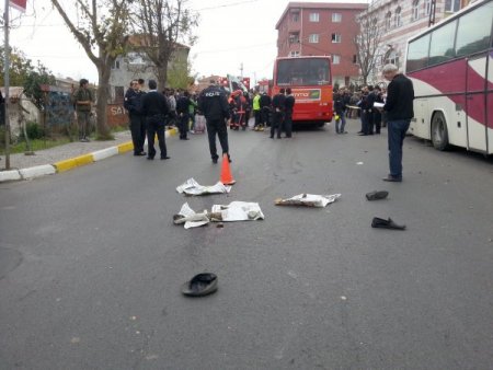 Cuma yolunda otobüsün altında kaldı