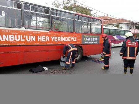 Cuma yolunda otobüsün altında kaldı